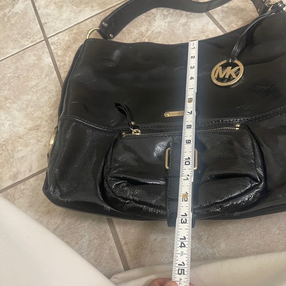 Michael Kors Black Patent Leather Shoulder Bag Gold MK Charm Hobo Large EUC - Picture 2 of 9